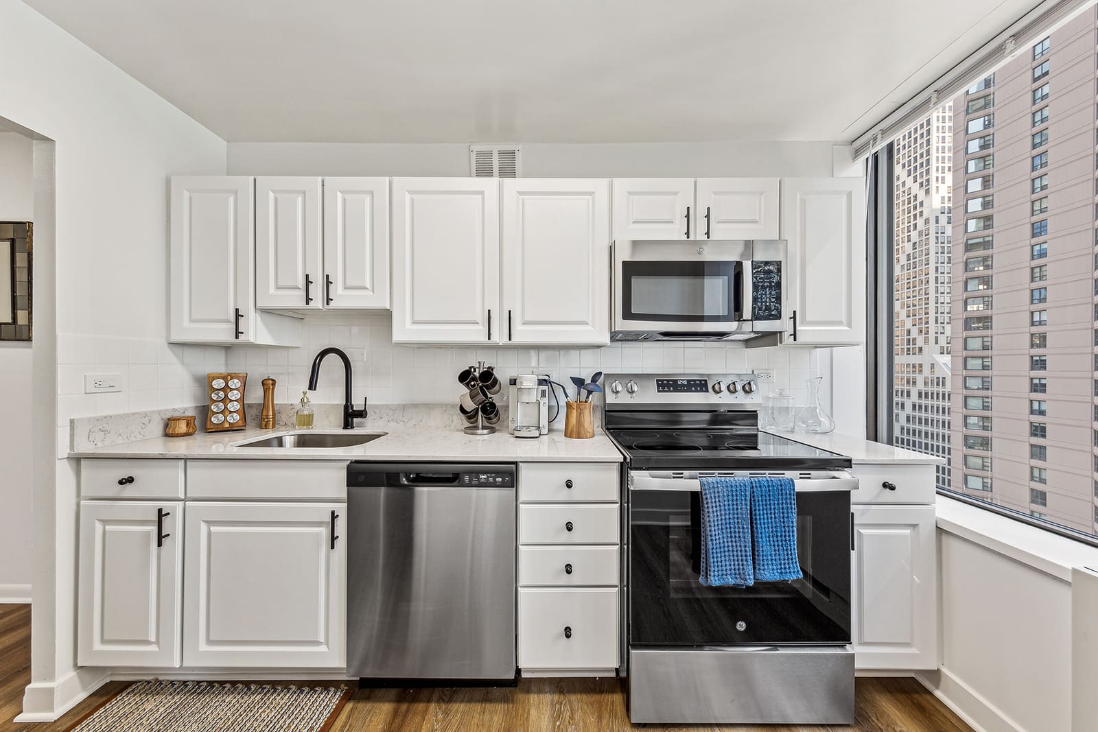 arrive-streeterville-apartment-homes-for-rent-chicago-il-60611-kitchen