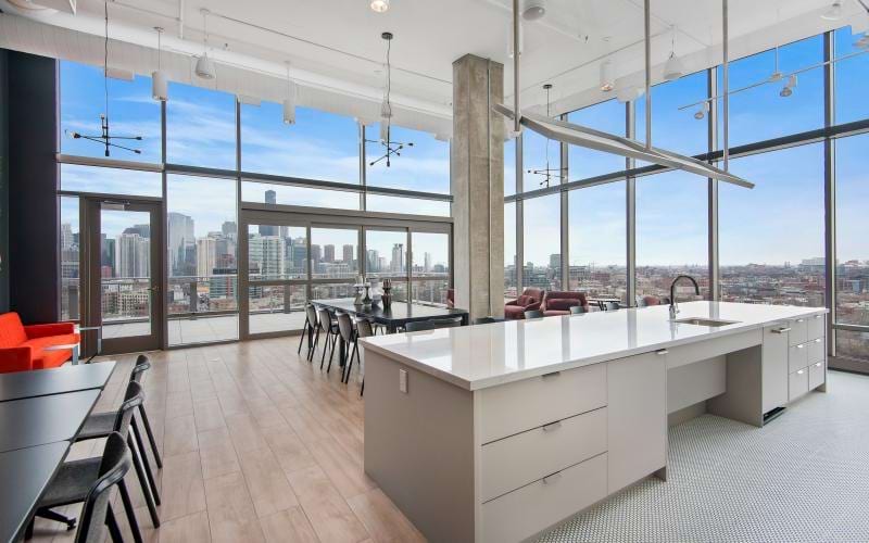Our luxury apartment in Chicago sky lounge with seating and floor to ceiling windows at Spoke.