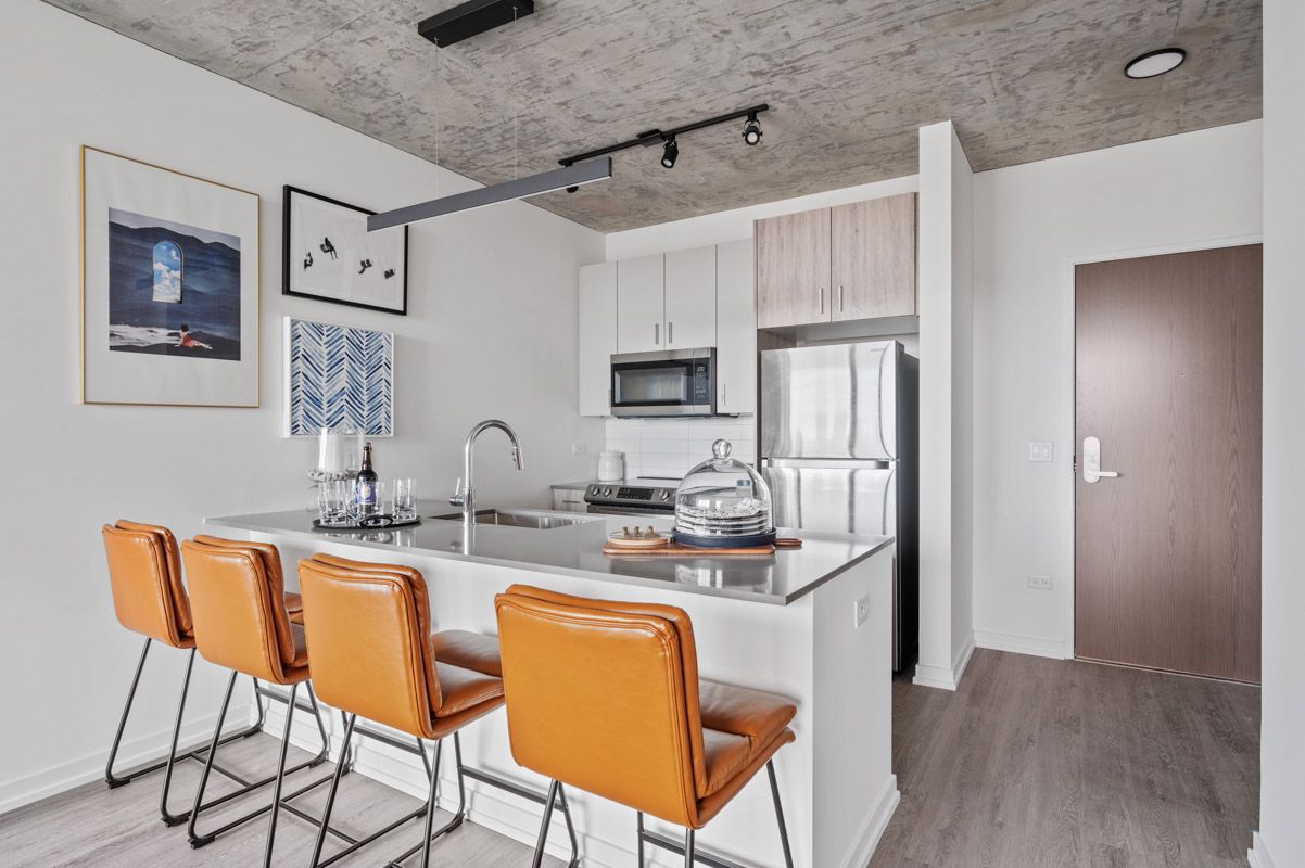 808-Suite 709-Kitchen_5_300kb kitchen island bar stools apartments for rent chicago il