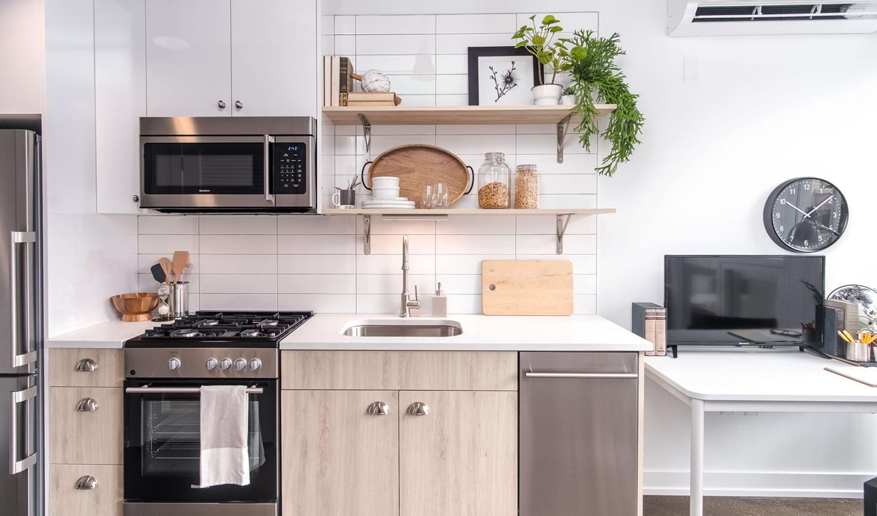 large open kitchen at apartments for rent in River North 