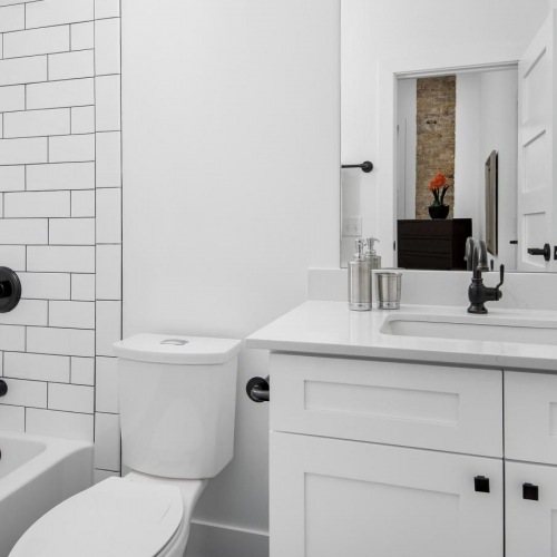 shower/tub combo in bright bathroom